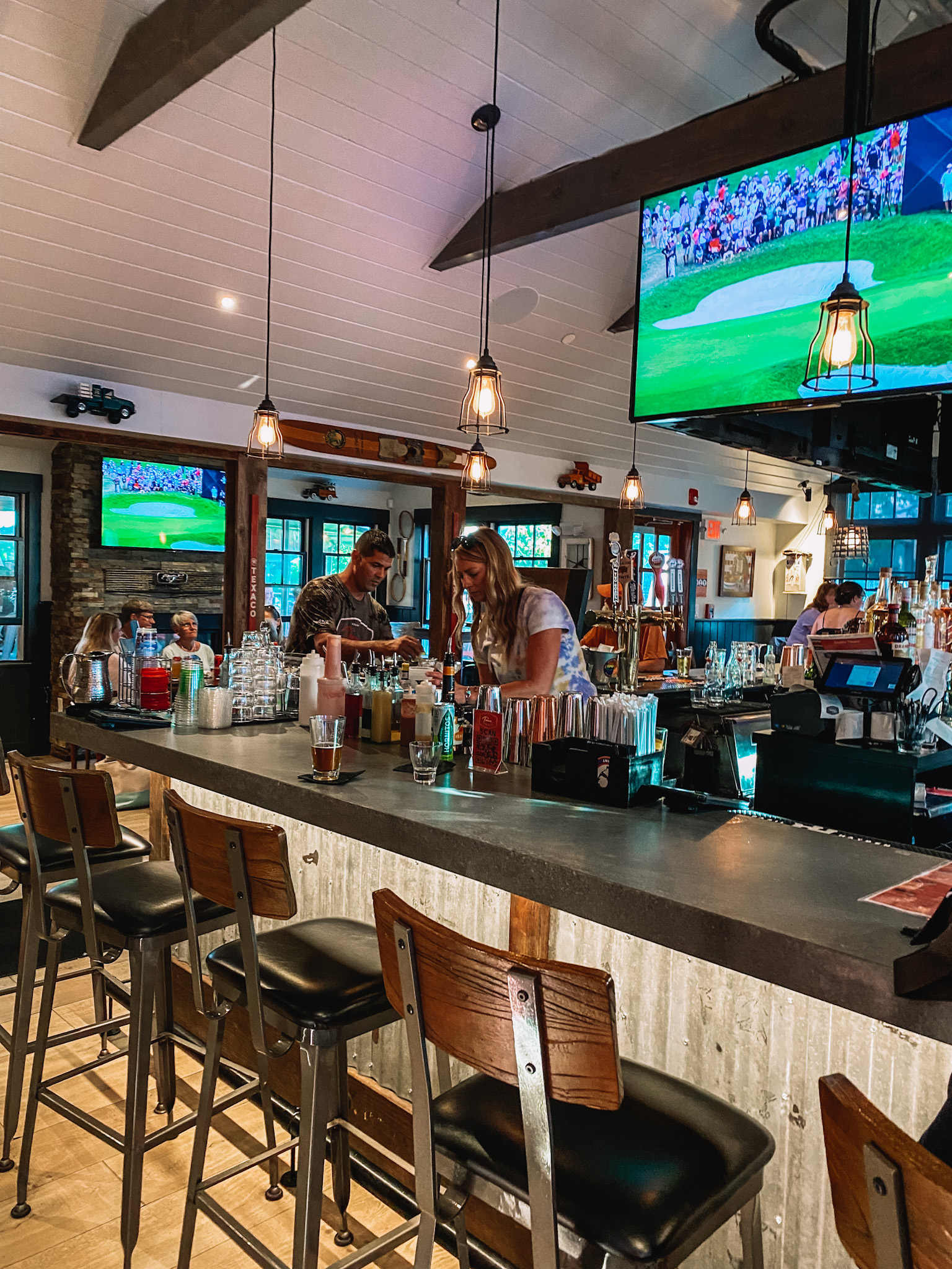 Town Bar and Grill MV | ULTIMATE GUIDE TO EDGARTOWN MARTHAS VINEYARD